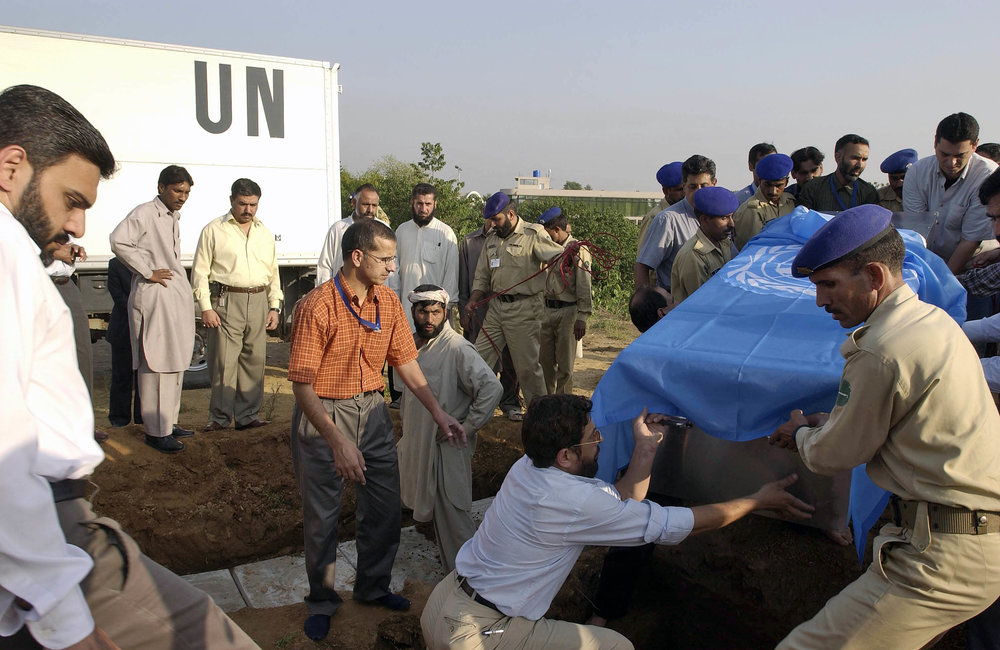 Military staff of UNMOGIP lower the UN flag draped coffin of Firas Al-Hayali today in Islamabad. The 33-year old Al-Hayali, an IT Network Administrator with UNMOGIP, and his son were killed when the Margala Towers building complex they were in collapsed during the 7.6 magnitude quake that struck northern Pakistan on 8 October. Mr. Al-Hayali was a national of Iraq. (17 October, 2005, Islamabad, Pakistan)